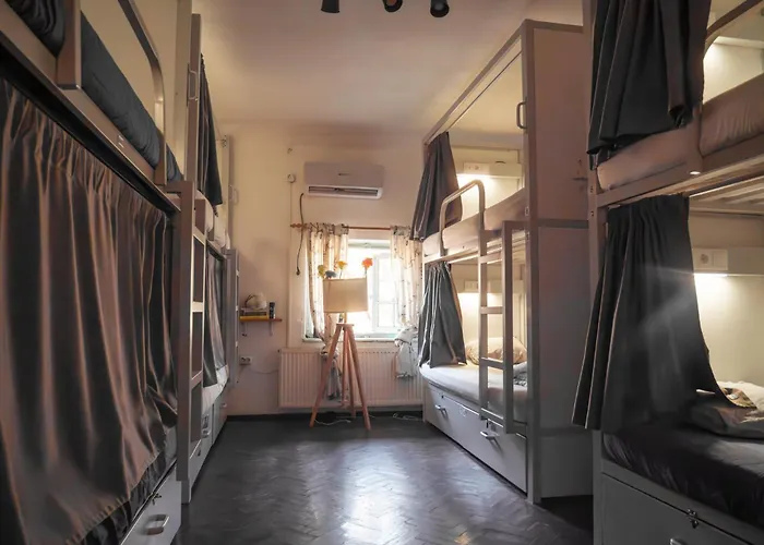 Hostel: T5 Social